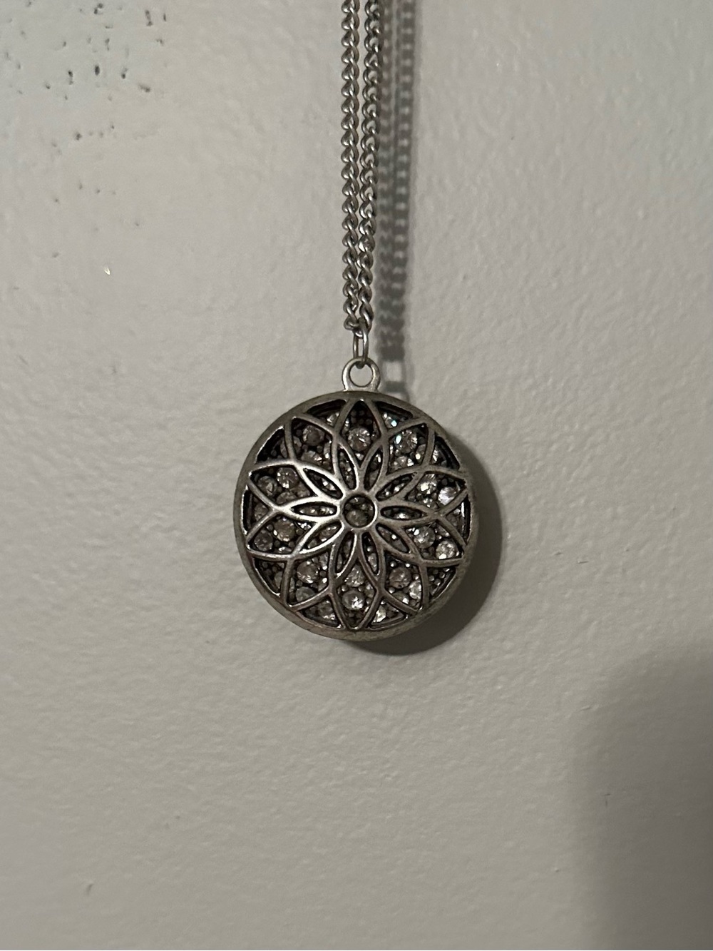 Silver Filigree Circle Pendant Necklace with flower design - Picture 2 of 2